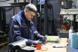 Майстер ремонтує електронний блок управління навантажувача